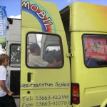 Die Niemöllerstiftung ist inzwischen Eigentümerin eines ehemaligen "Spielmobils". Hier wird es von Fabian und Falk beladen, mit Ausstattung für den neuen Kindergarten.