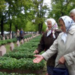 Such nach den Gräbern von angehörigen auf dem Sowjetischen Ehrenfriedhof in Potsdam