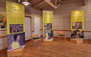 Die Ausstellung rückt anschaulich Else Niemöllers Leben in den Mittelpunkt und zeigt sie als eigenständige Persönlichkeit und ebenbürtige Partnerin von Martin Niemöller.
