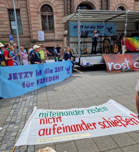 Unter dem Motto „Jetzt ist die Zeit für Frieden“ demonstrierten Menschen in der Nürnberger Innenstadt für ein Ende der Waffenlieferungen.